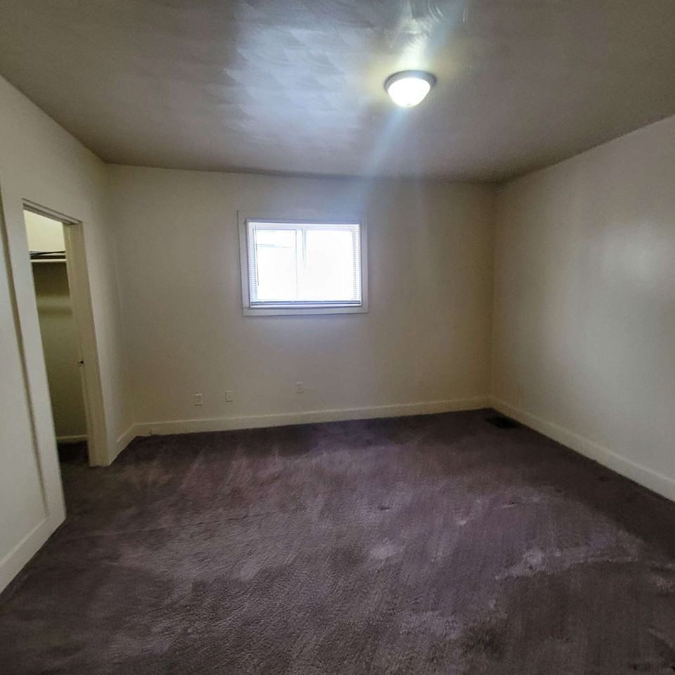 547 S Harris Ave - Photo 2 of 8