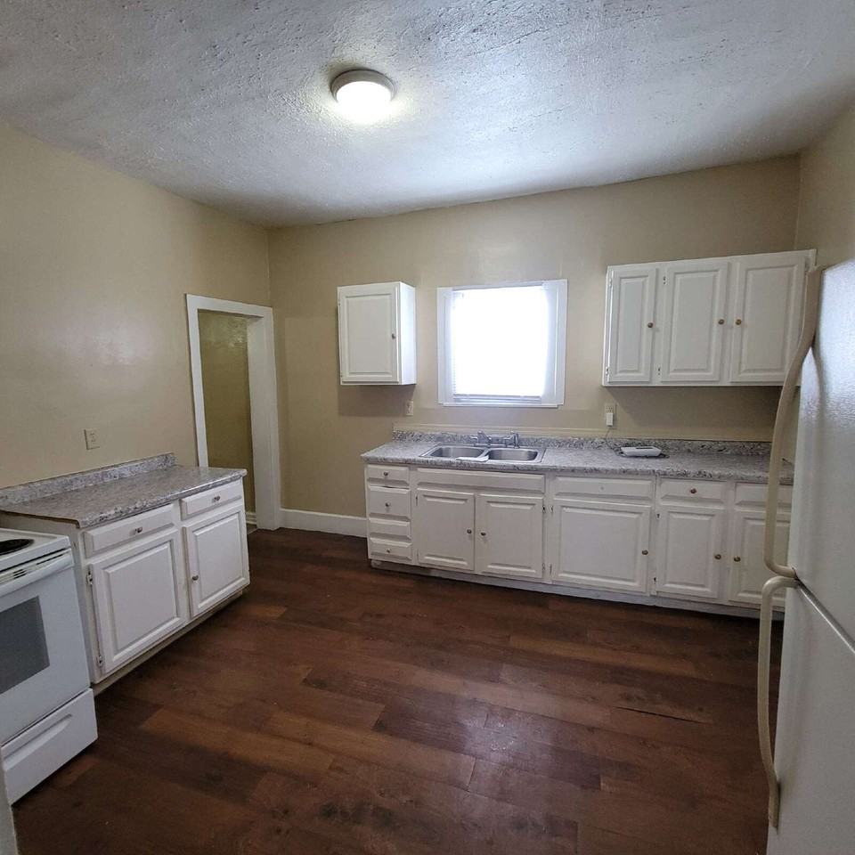 547 S Harris Ave - Photo 4 of 8