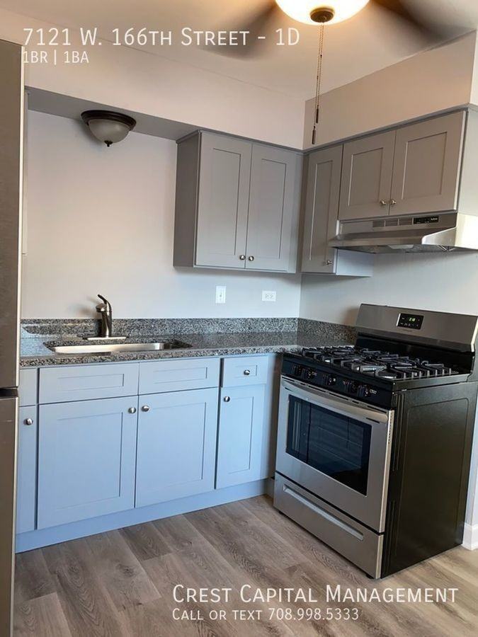 7121 166th St #1D - Photo 2 of 8