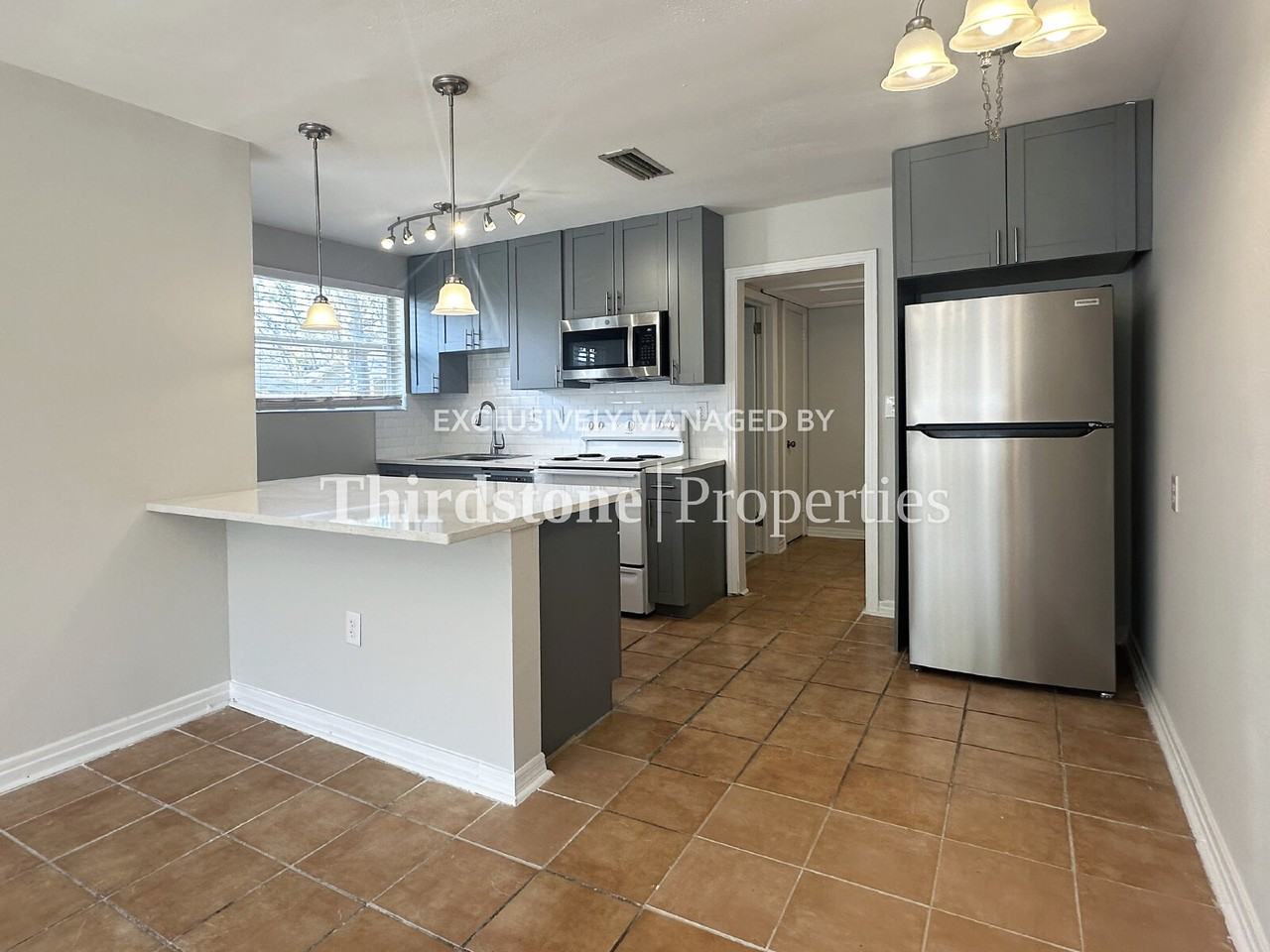 2855 Lydia St - Photo 4 of 15