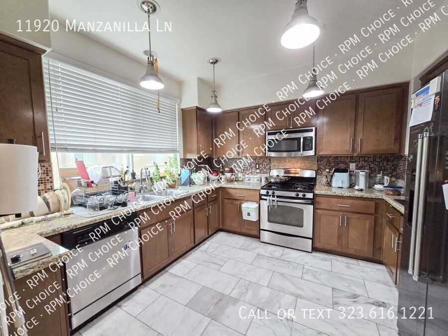 11920 Manzanilla Ln - Photo 4 of 32