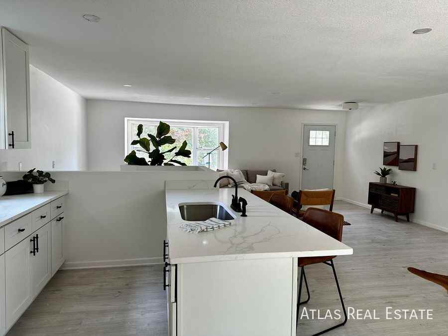 909 Nw Oxford Dr - Photo 2 of 12
