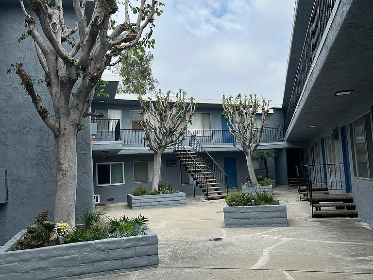 10541 National Blvd #18 - Photo 3 of 11