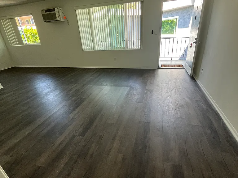 10541 National Blvd #18 - Photo 6 of 11