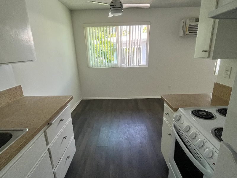 10541 National Blvd #18 - Photo 7 of 11