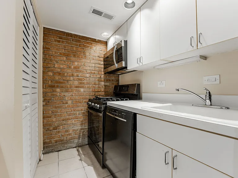 713 W Diversey Pkwy #7 - Photo 3 of 13