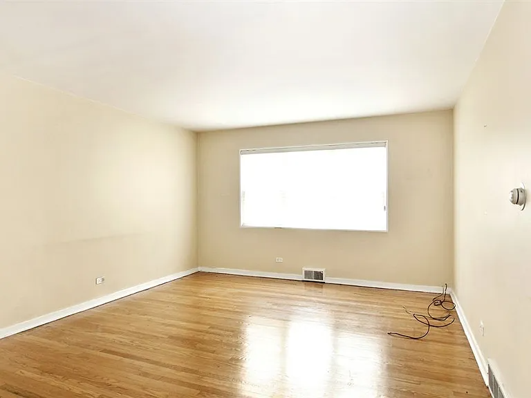 2450 W Berwyn Ave #1N - Photo 2 of 9