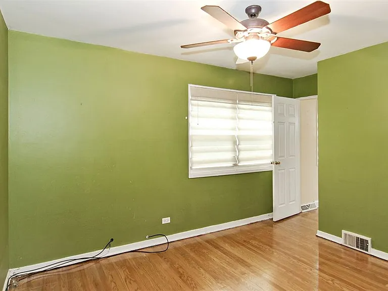 2450 W Berwyn Ave #1N - Photo 5 of 9