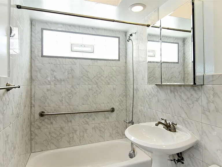 2450 W Berwyn Ave #1N - Photo 7 of 9