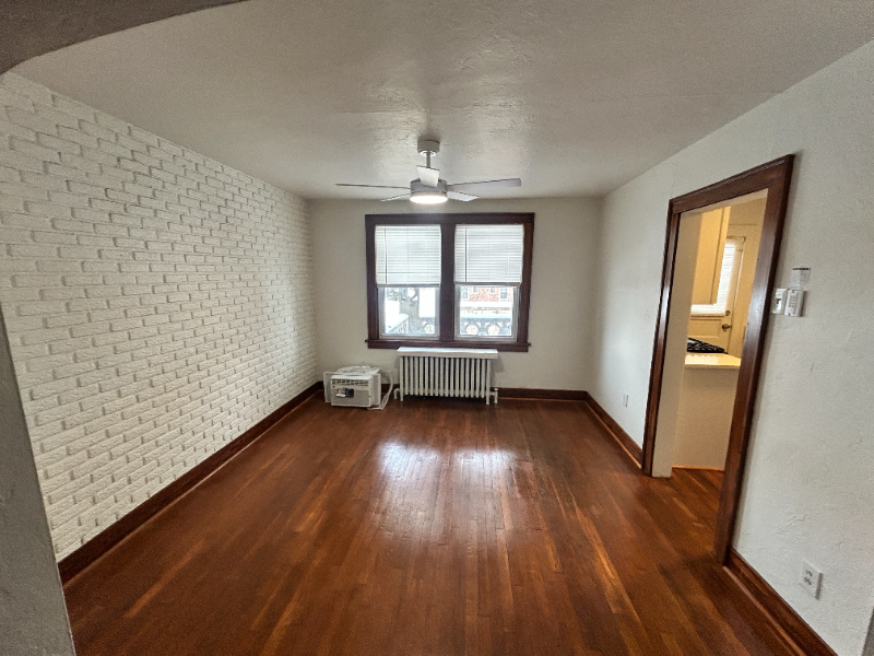 323 Onyx St - Photo 4 of 17