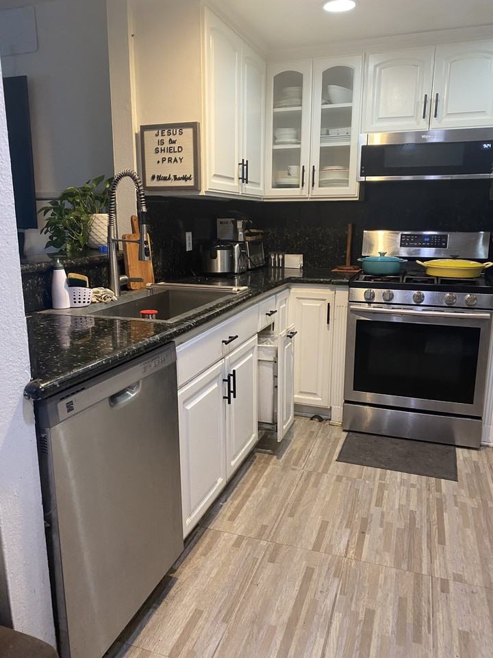 9601 Woodman Ave - Photo 6 of 39