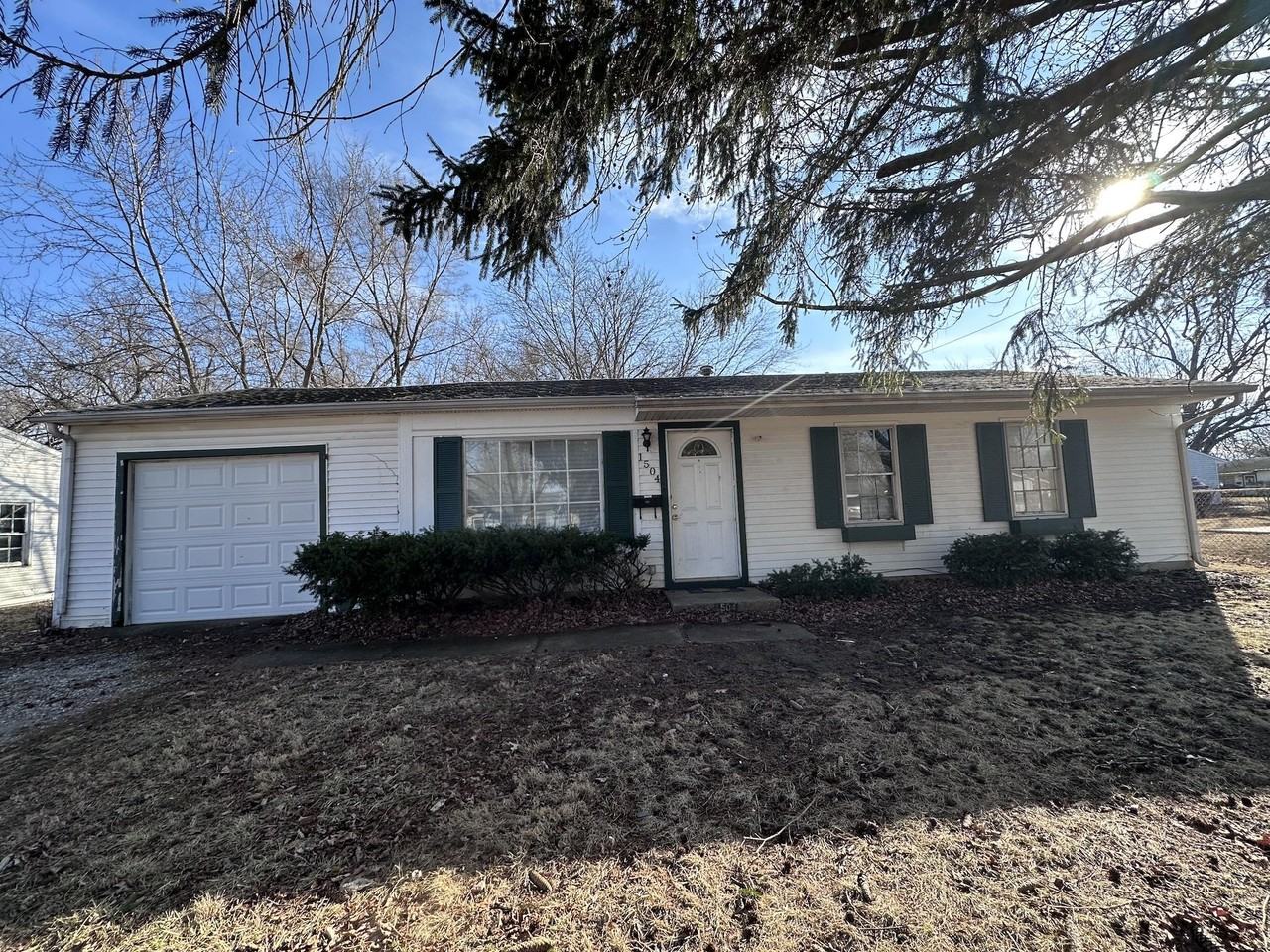 1504 Edgewood Dr - Photo 3 of 17