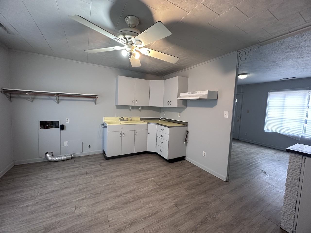 1504 Edgewood Dr - Photo 4 of 17