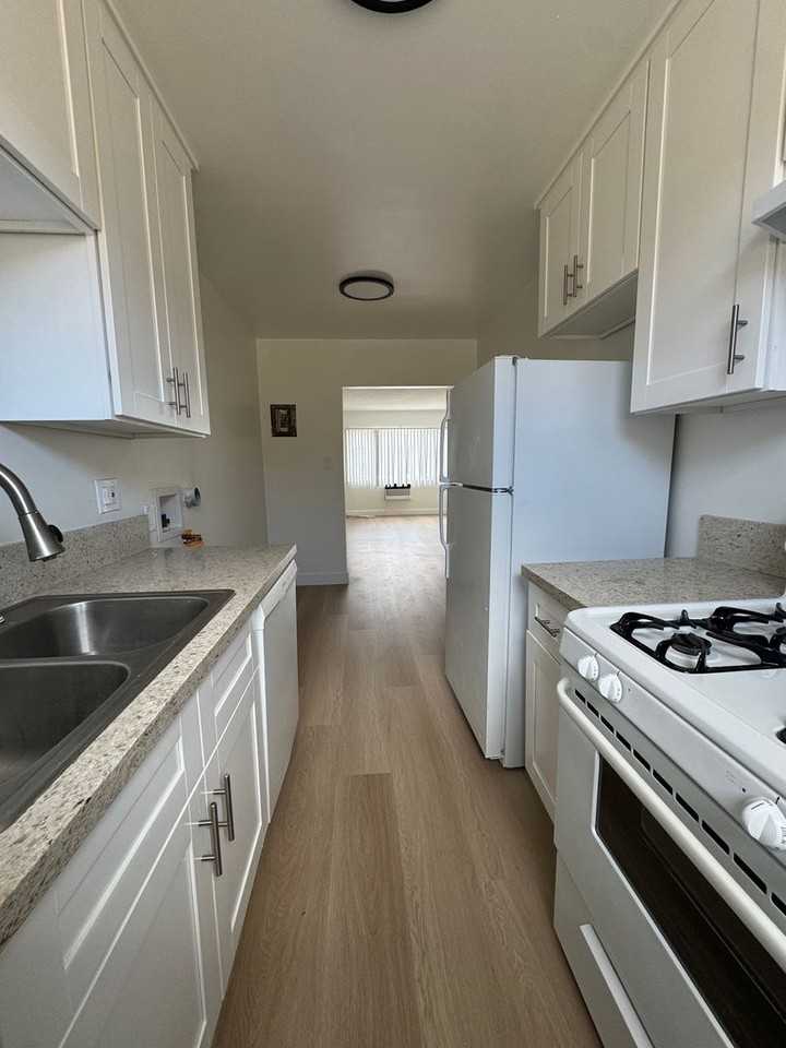 835 W 165th Pl #7 - Photo 5 of 7