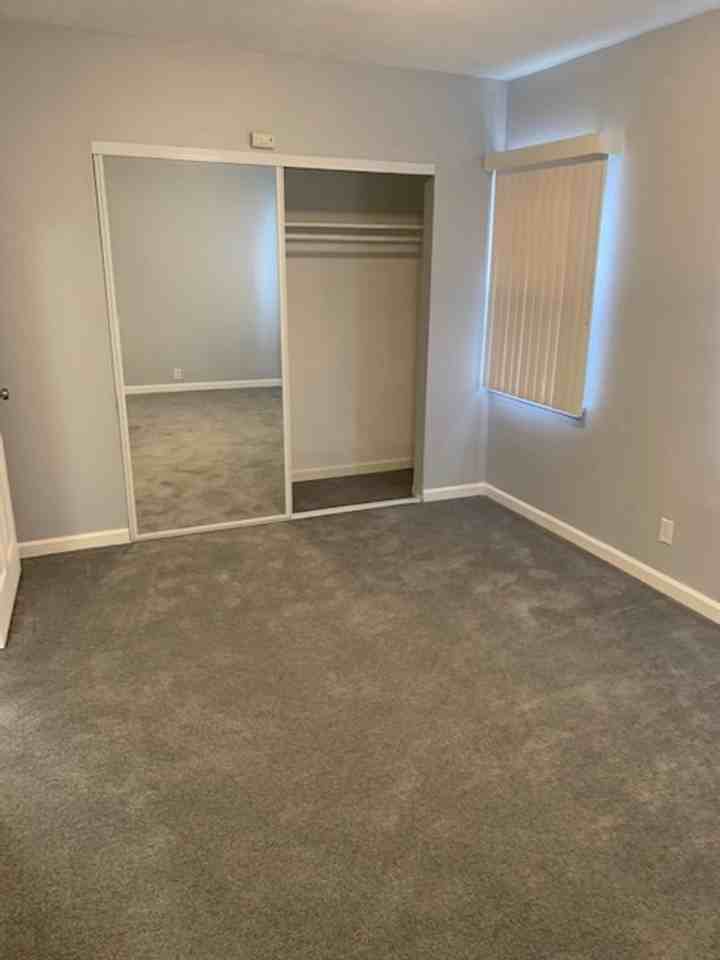 10514 1/2 S Vermont Ave - Photo 6 of 9