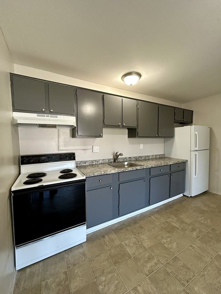 413 Saint John Street-Wyandotte - Photo 2 of 12