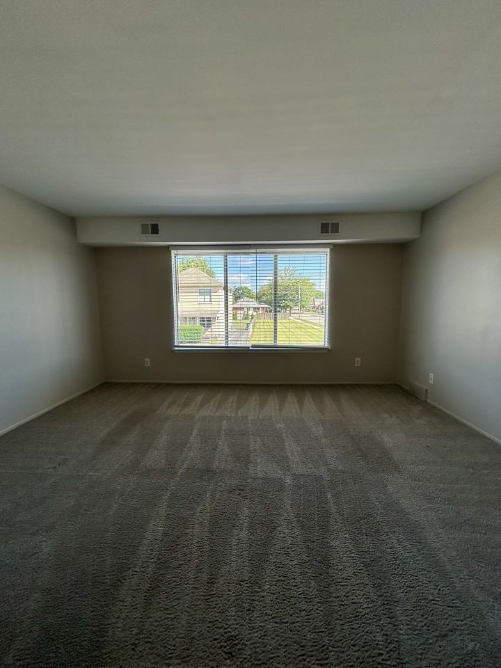 413 Saint John Street-Wyandotte - Photo 4 of 12