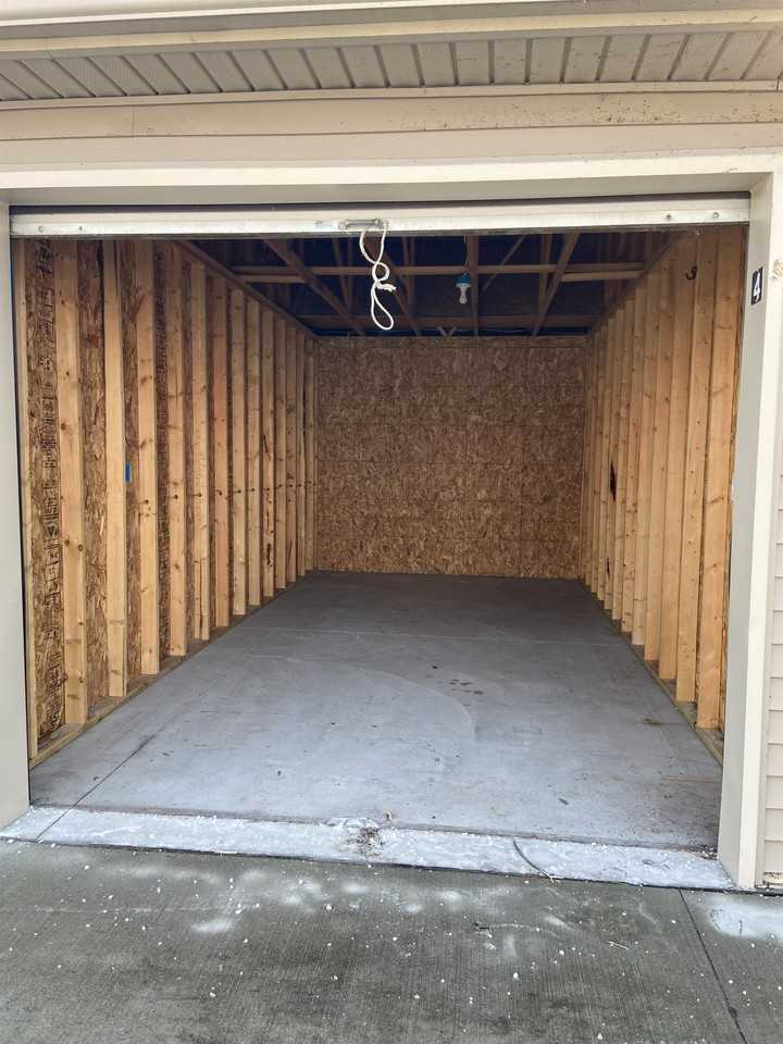 Garages-413 Saint John-Wyandotte - Photo 2 of 3