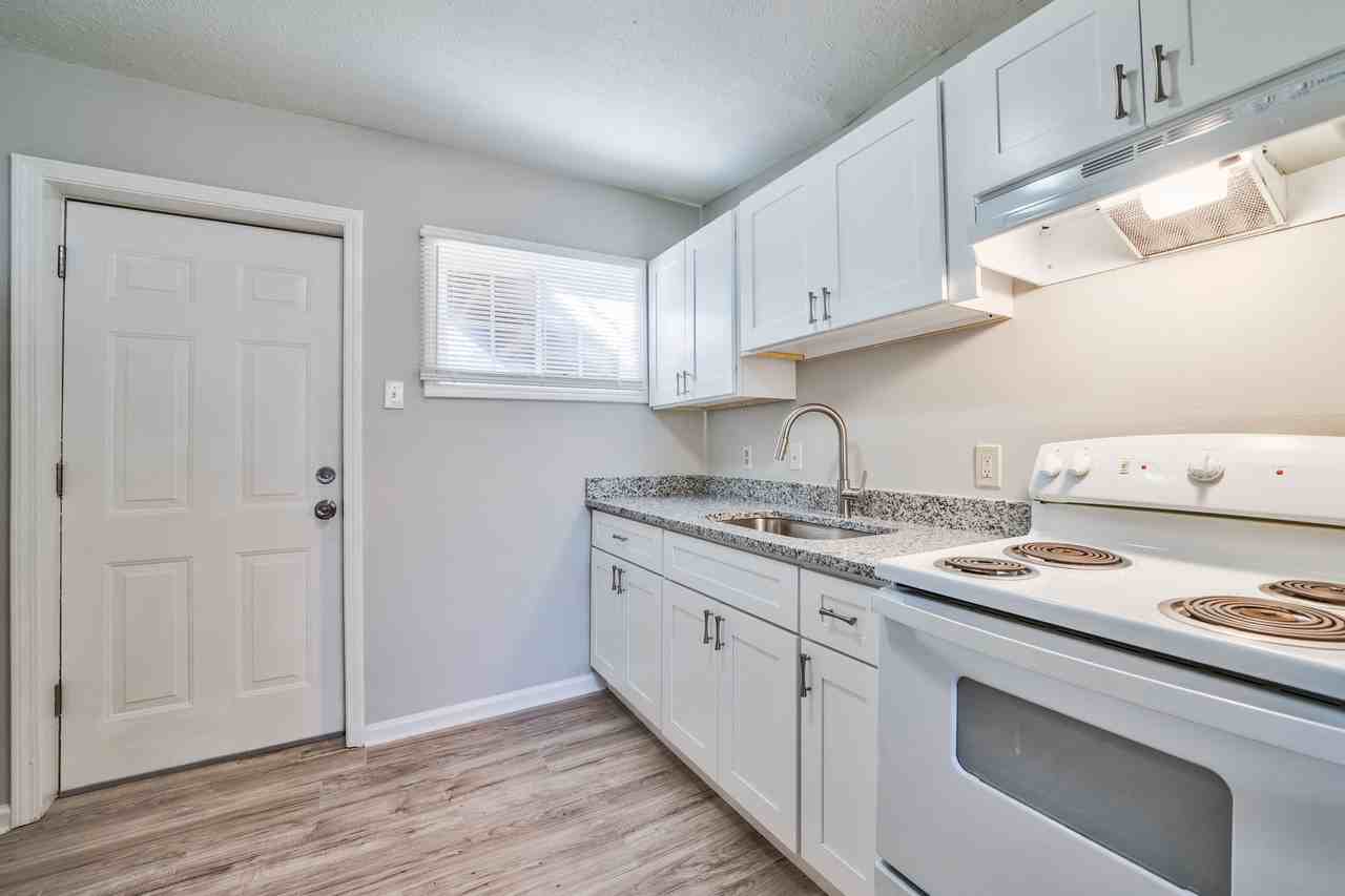 Hank Aaron Apartments - Photo 6 of 29