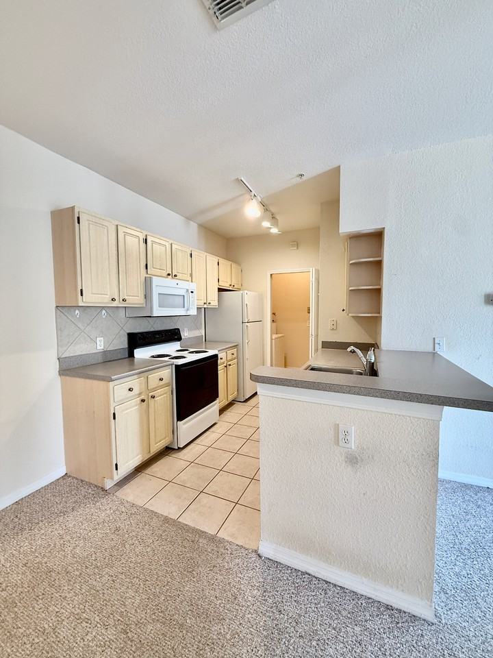 Visconti West - 10206 - Photo 4 of 11