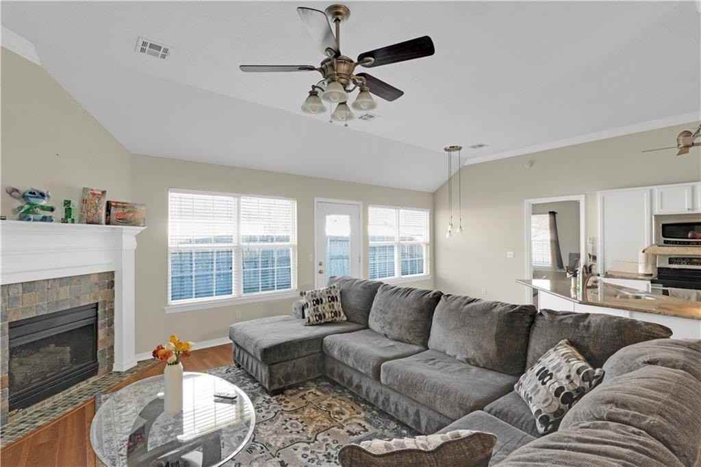 808 Emerald St - Photo 5 of 27