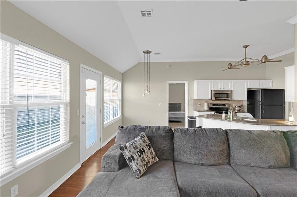 808 Emerald St - Photo 6 of 27