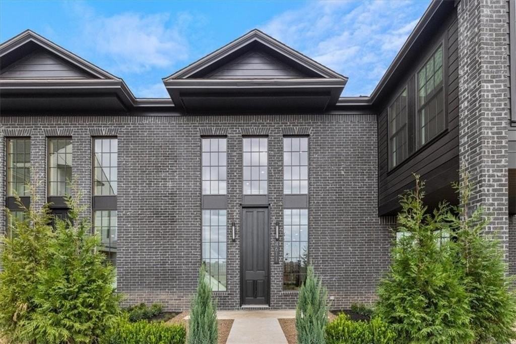 4611 S 47th St - Photo 2 of 41