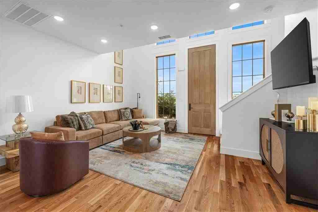 4611 S 47th St - Photo 3 of 41