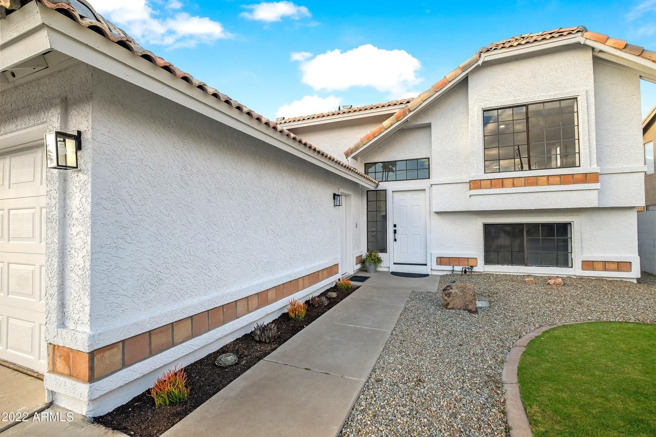 2846 E Redwood Ln - Photo 2 of 36