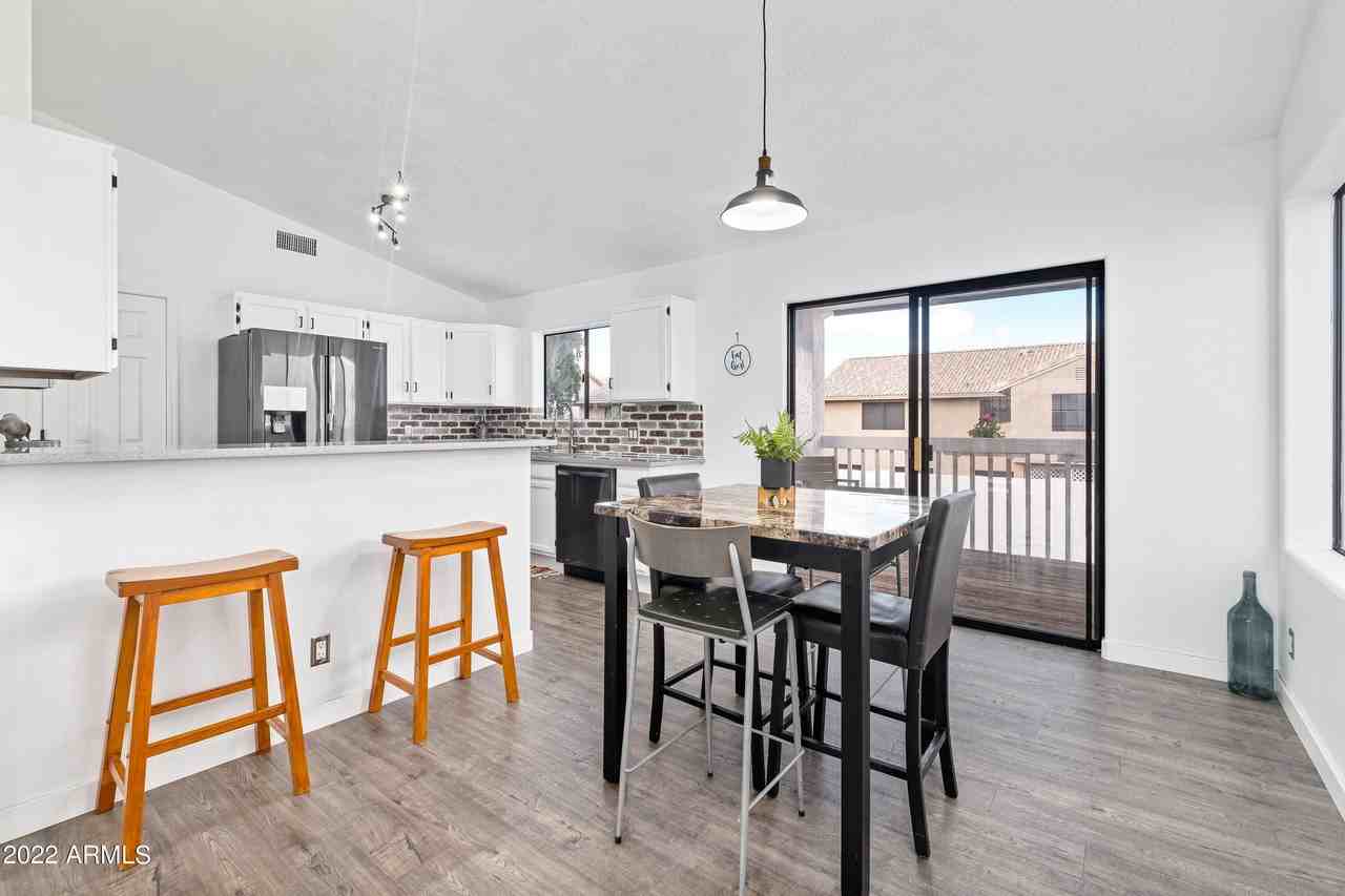 2846 E Redwood Ln - Photo 7 of 36