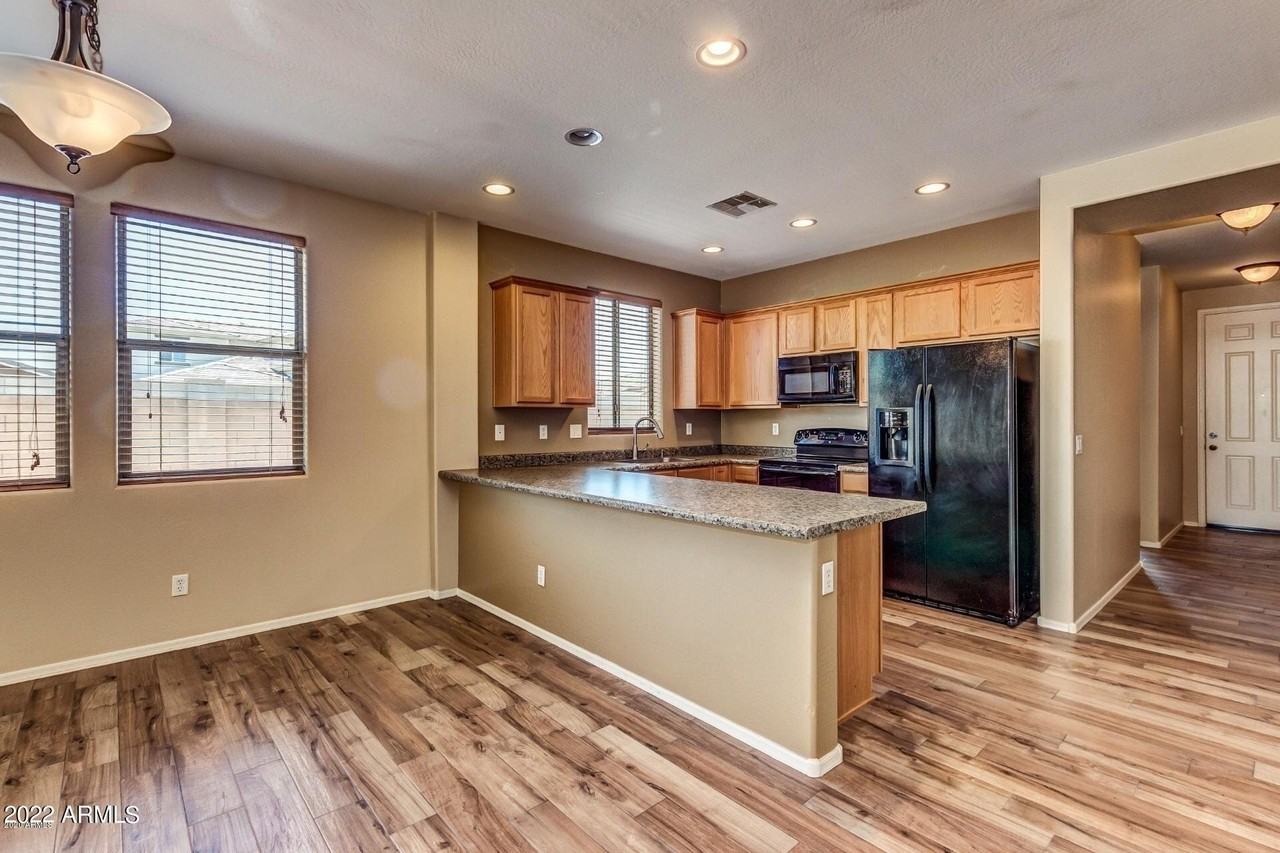 12024 W Louise Ct - Photo 7 of 32