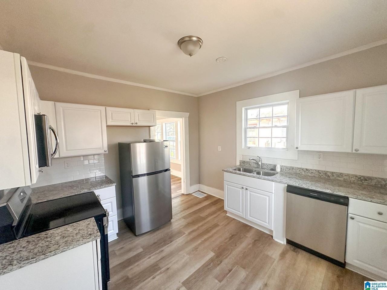 314 43rd St - Photo 7 of 16