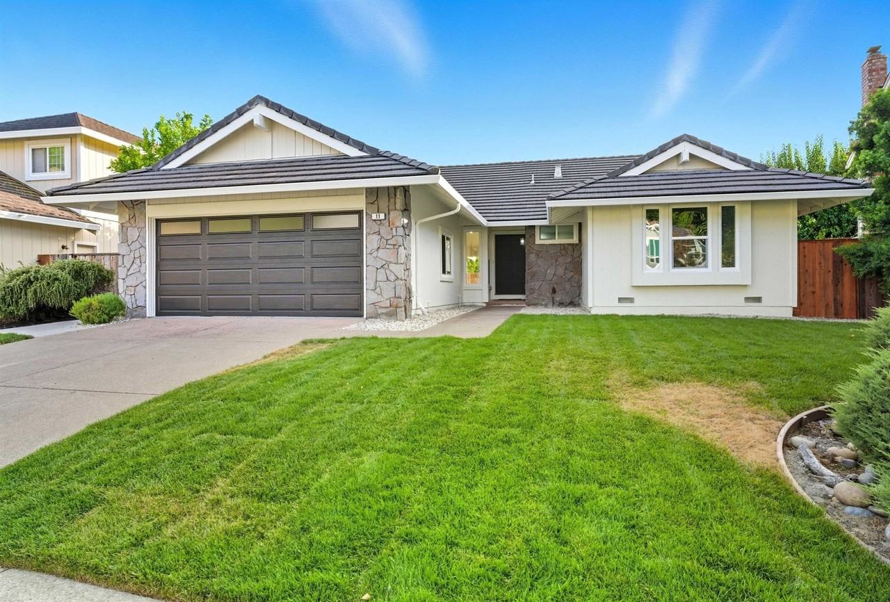 11 Paddock Ct - Photo 2 of 34