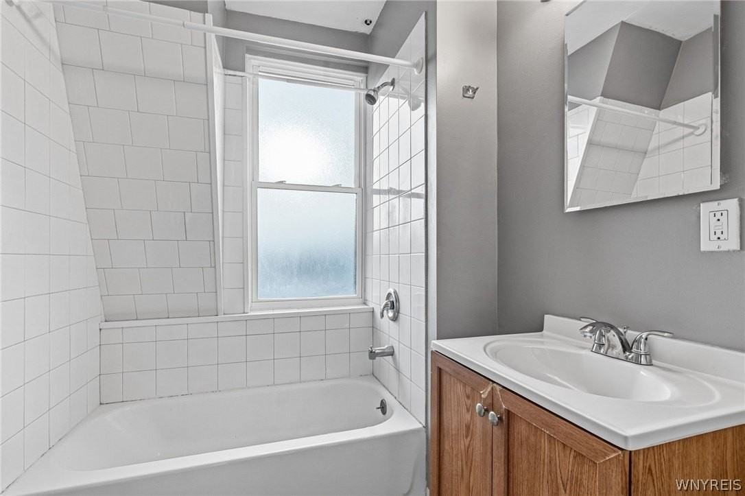 2111 Seneca St Apt 4 #4 - Photo 6 of 14