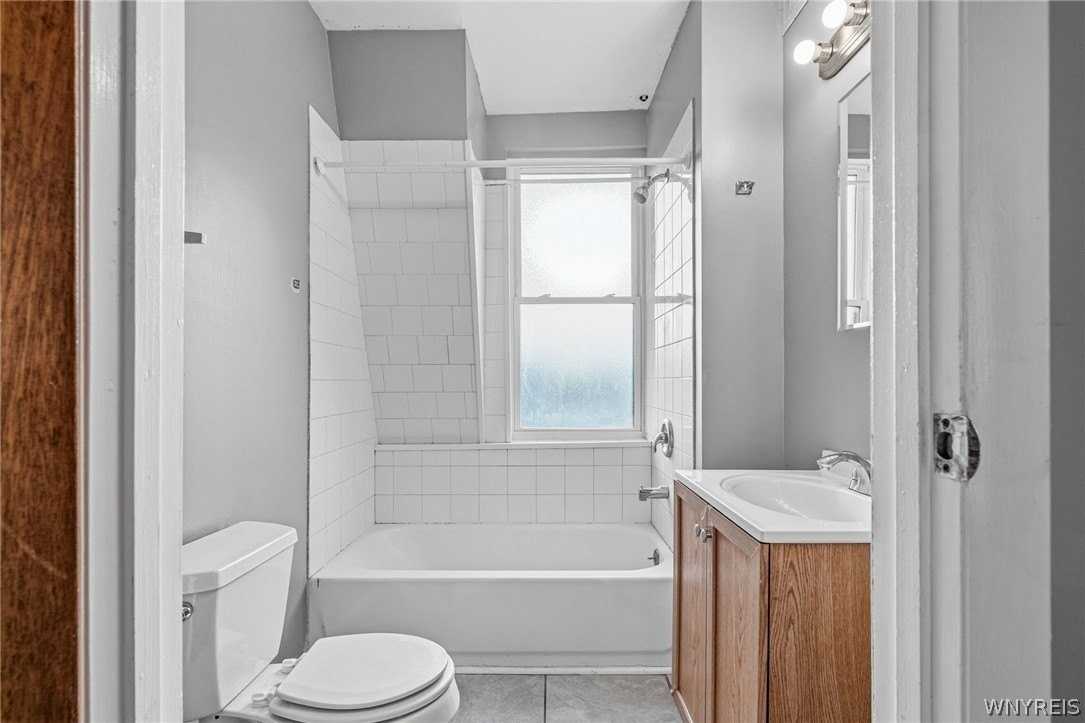 2111 Seneca St Apt 4 #4 - Photo 7 of 14