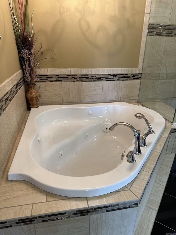 6921 Worth Ave E - Photo 3 of 45