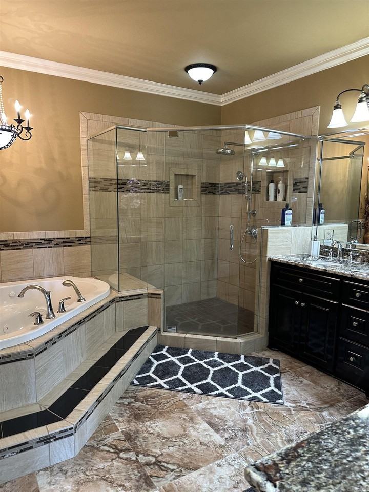 6921 Worth Ave E - Photo 5 of 45