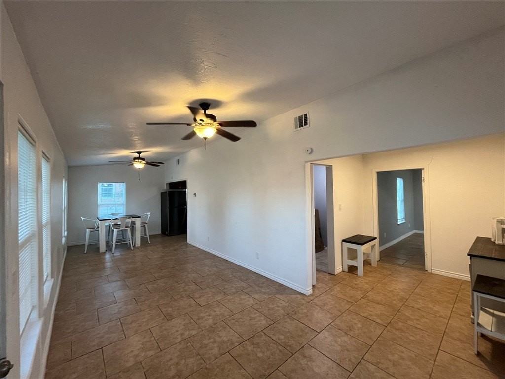 2725 Deer St - Photo 4 of 17