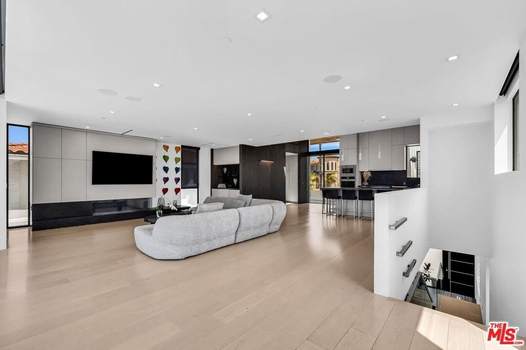 703 N Lucia Ave - Photo 4 of 50