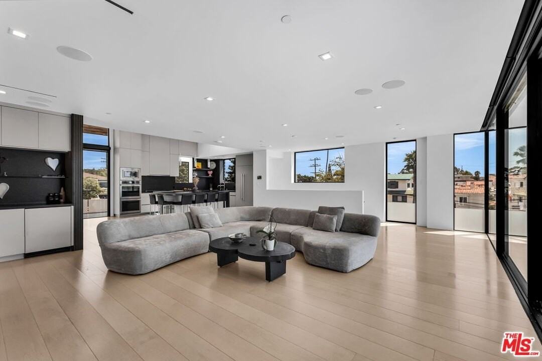 703 N Lucia Ave - Photo 5 of 50