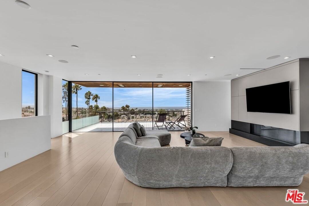 703 N Lucia Ave - Photo 6 of 50