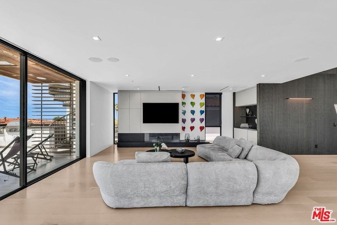 703 N Lucia Ave - Photo 7 of 50