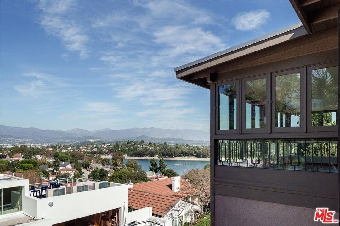 2051 Kenilworth Ave - Photo 2 of 28