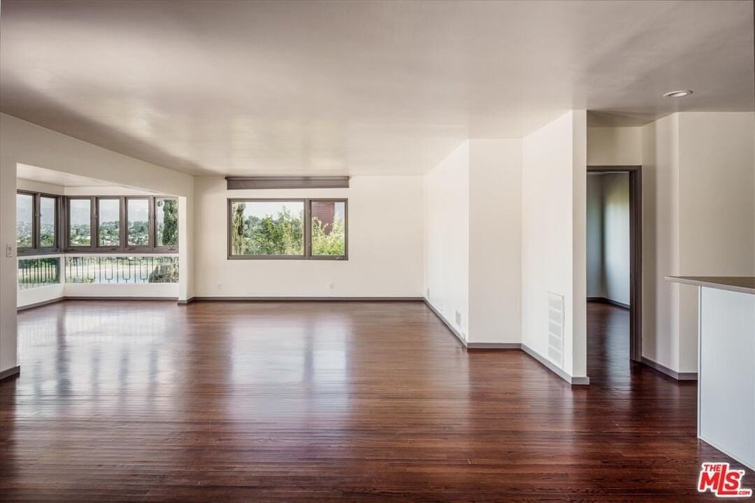 2051 Kenilworth Ave - Photo 4 of 28