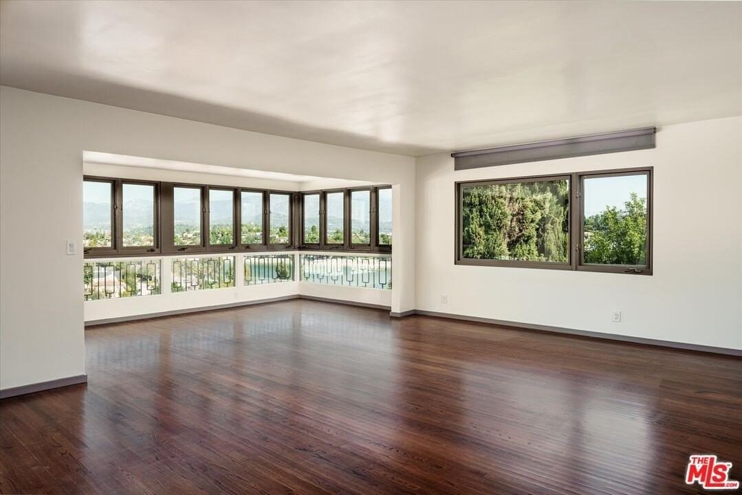 2051 Kenilworth Ave - Photo 5 of 28