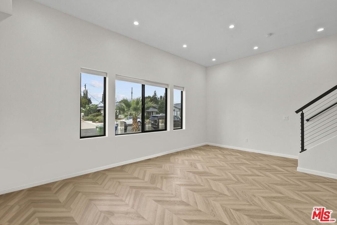 10006 Odessa Ave - Photo 4 of 20