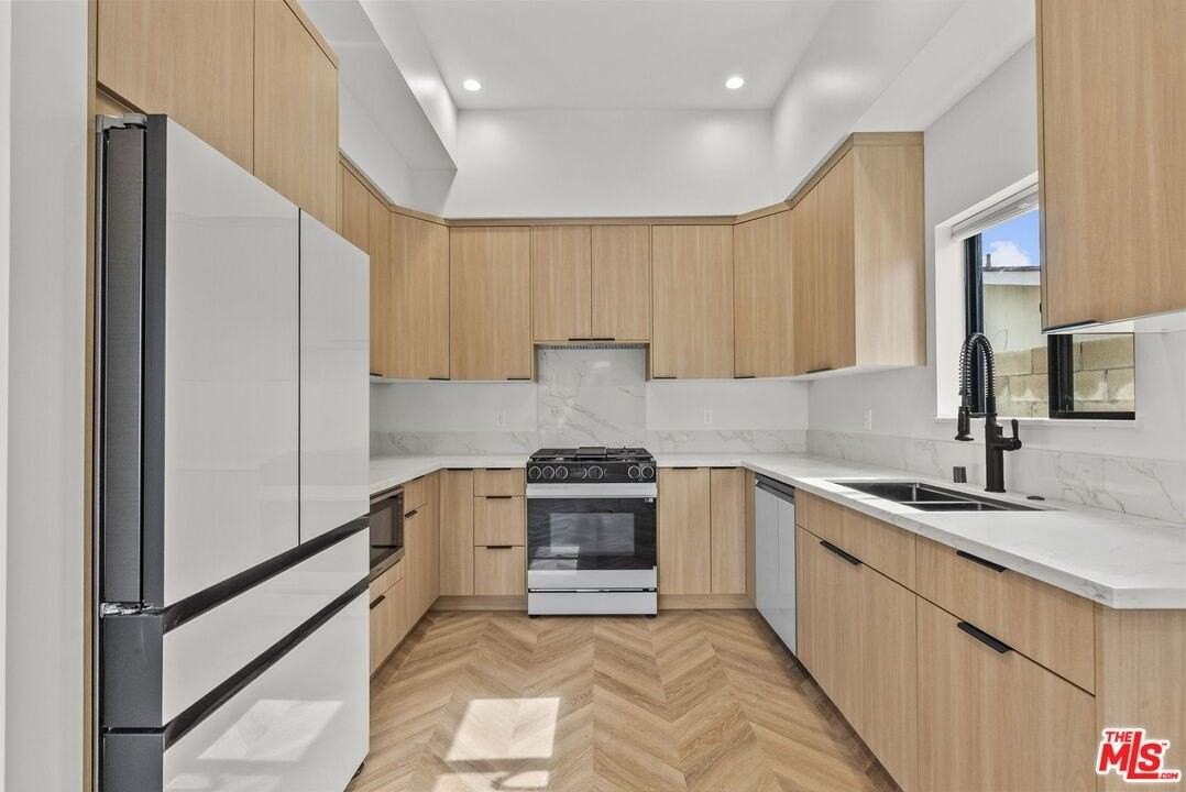 10006 Odessa Ave - Photo 5 of 20