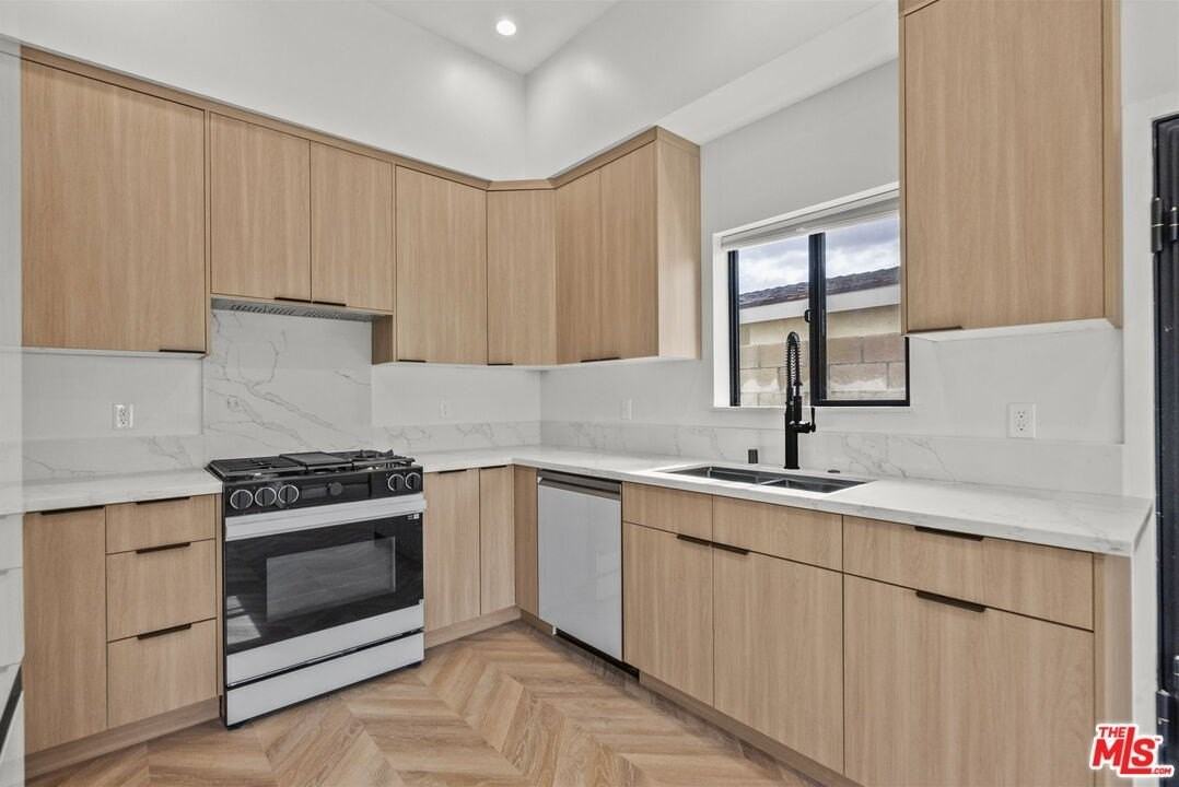 10006 Odessa Ave - Photo 6 of 20