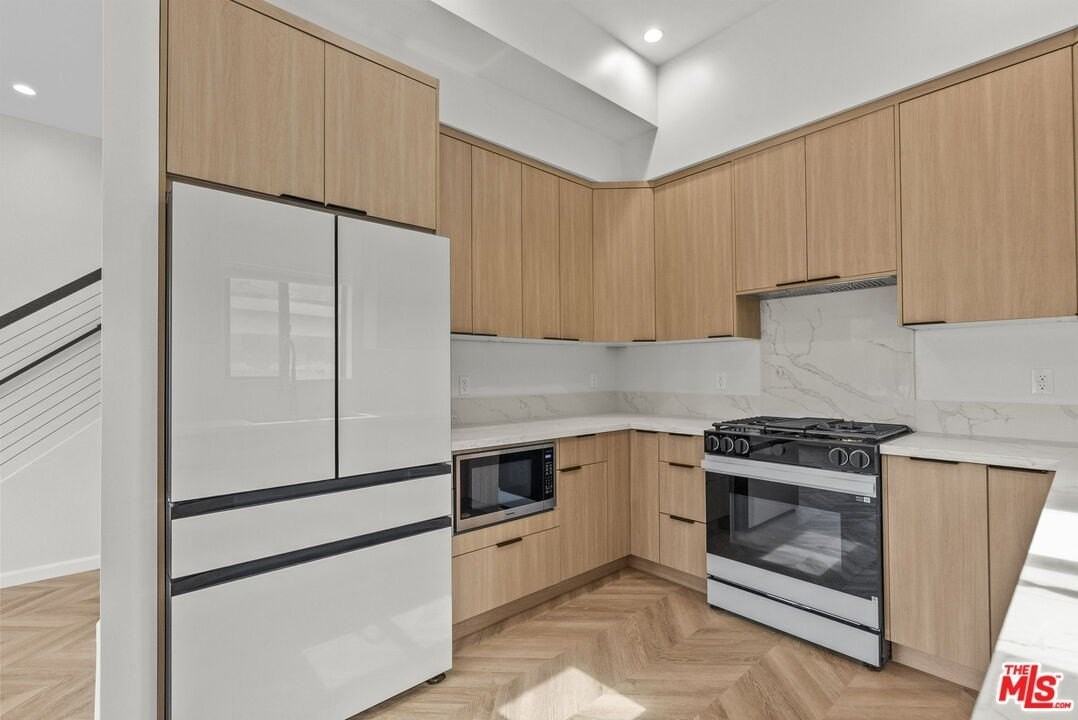 10006 Odessa Ave - Photo 7 of 20