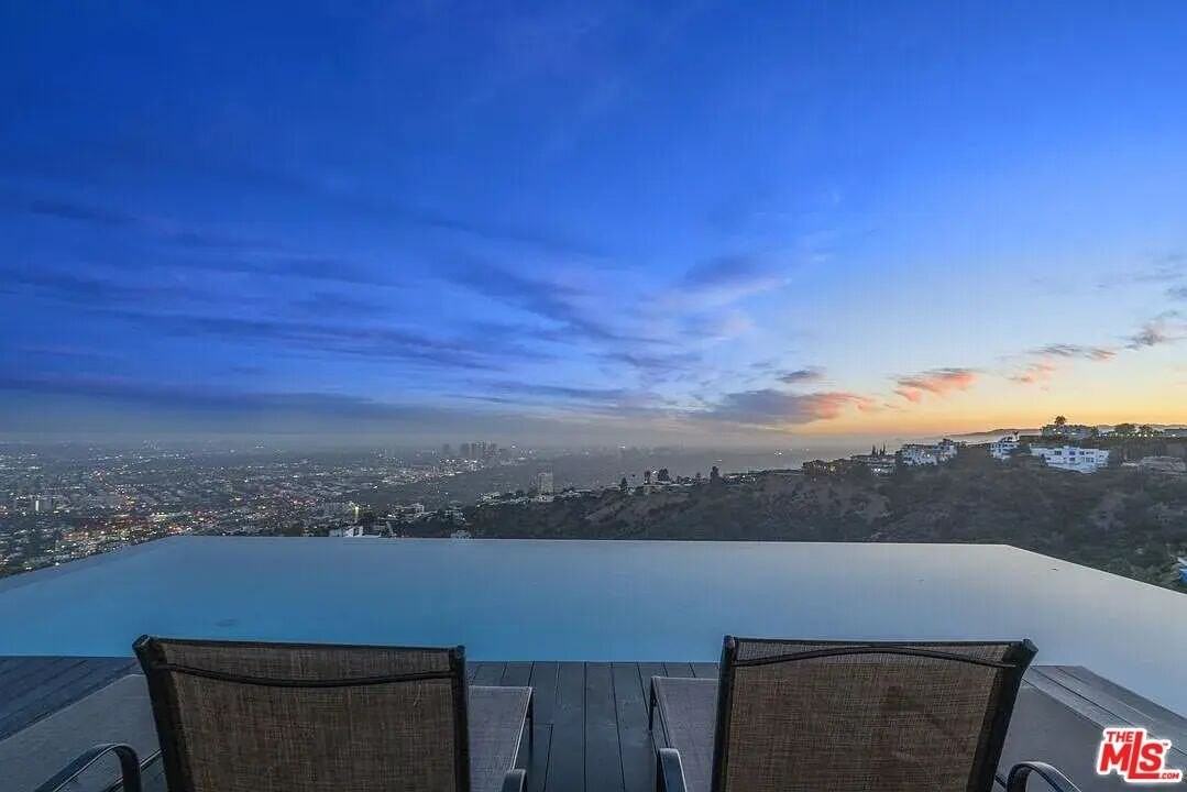 8790 Appian Way - Photo 6 of 38